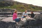 Naturtisch und Stühle in The Burren